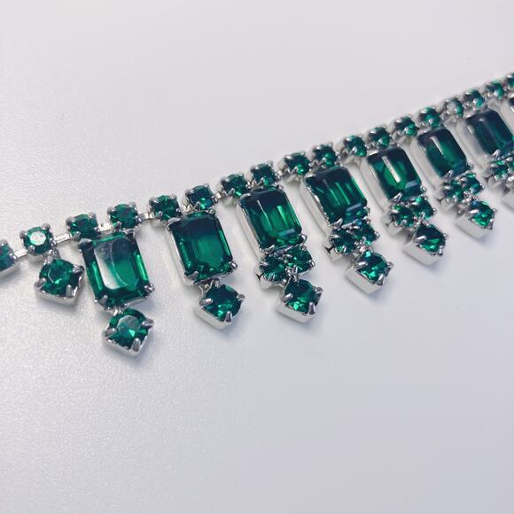 Emerald Green Rhinestone Necklace & Clip Earrings Set Mid Century Revival Parure - Picture 13 of 14